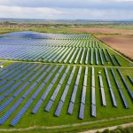 Aurinkopuisto kesäisessä säässä.